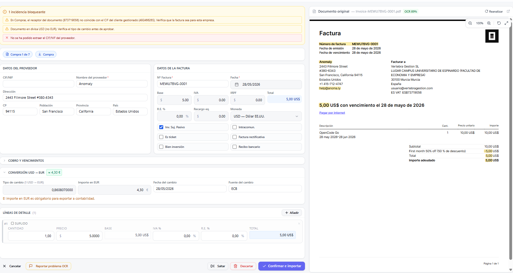 Revisión de una factura: datos del cliente y de la factura a la izquierda, PDF original a la derecha, con incidencias marcadas en rojo y amarillo